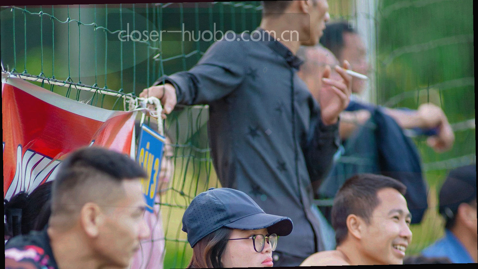 深色网格背景上叠放着多张纸质标签与细线框，其中一张橙色标签格外醒目