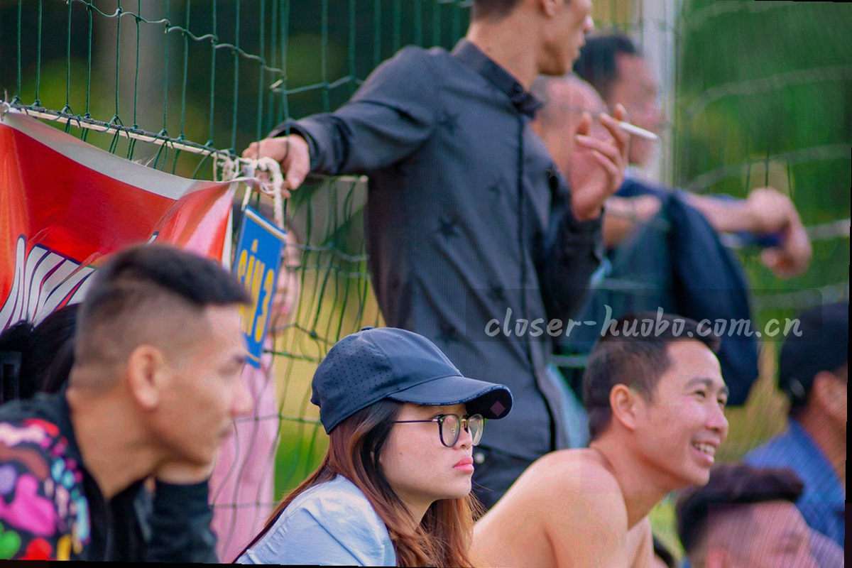 纸白卡片与暗色底叠放的抽象纹理，边角带印刷式框线和橙色标签